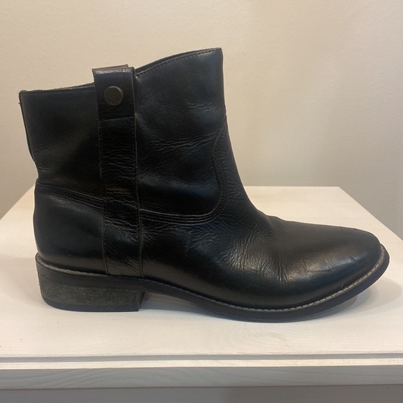 VINCE CAMUTO Leather Ankle Boot - Picture 4 of 10